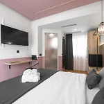 Ξενοδοχείο με διαμερίσματα Esther Suites, Nilie Hospitality Mgmt