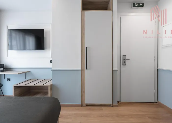 Esther Suites, Nilie Hospitality Mgmt アパートホテル